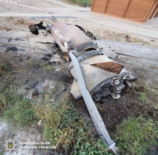 У Києві посеред будинків розміновують нездетоновану балістичну ракету РФ (фото)